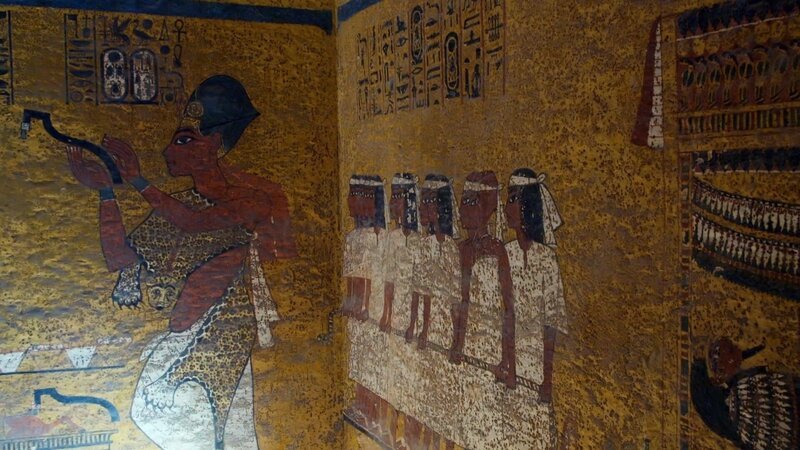 Die Wände in der Grabkammer des Pharaos sind auffallend bescheiden dekoriert, die Bemalung eher schlicht. – Bild: ZDF und Windfall Films