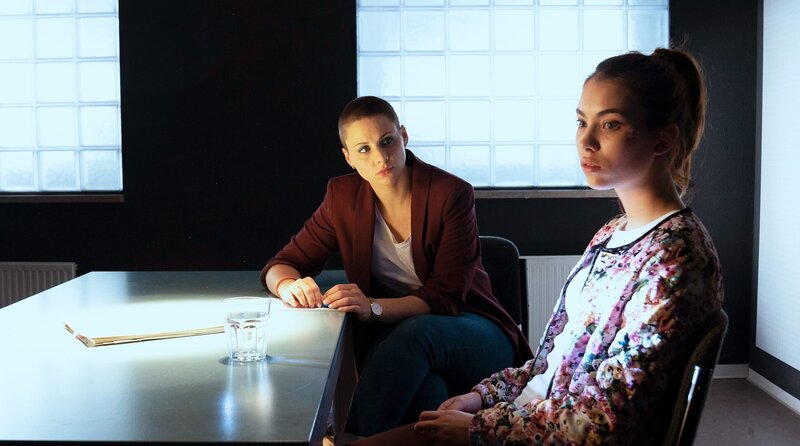 Nina (Julia E. Lenska, l.) verhört Yasmina (Lilian Lohaus, r.). – Bild: ARD/​Marion von der Mehden