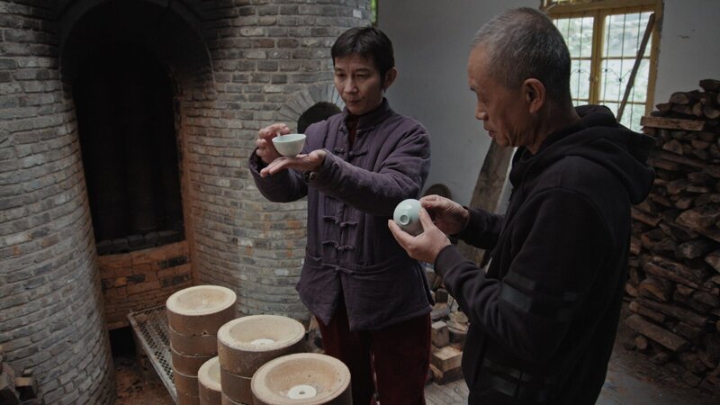 In der ehemaligen kaiserlichen Porzellanstadt Jingdezhen arbeiten die renommiertesten Porzellanhersteller Chinas. – Bild: ZDF und arte, Liu Chunhai, Mike Single