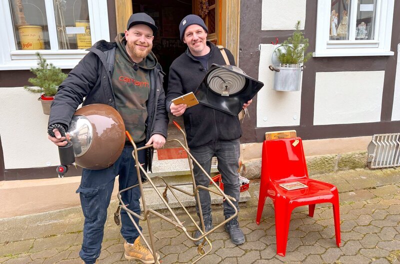 Krankenpfleger Marius Jacobi und Sascha Heise besuchen nach Feierabend Haushaltsauflösungen und Sammler, immer auf der Suche nach Fundstücken für ihre Vintage-Möbelfirma. – Bild: NDR/Saskia Bezzenberger Krankenpfleger Marius Jacobi und Sascha Heise besuchen nach Feierabend Haushaltsauflösungen und Sammler, immer auf der Suche nach Fundstücken für ihre Vintage-Möbelfirma. – Bild: NDR/Saskia Bezzenberger