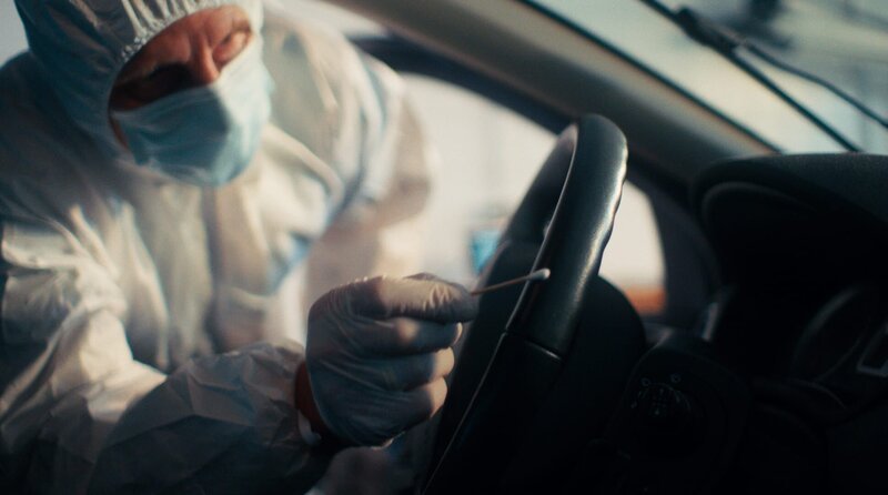 Der Erste Kriminalhauptkommissar Frank Rabe ist der Leiter der Duisburger Kriminaltechnik. Er war kurz nach der Tat am Tatort. Die Ermittlungen rund um die Mafiamorde waren mit über 120 Ermittlern die größte Mordkommission, an der er teilgenommen hat. Ihm gelang es nicht nur, anhand unscharfer Aufnahmen einer Überwachungskamera den Typ des Fluchtwagens zu bestimmen, sondern auch im komplett gereinigten Fluchtfahrzeug entscheidende Spuren sicherzustellen. – Bild: NDR/​WDR/​Film Five/​Jakob Stark