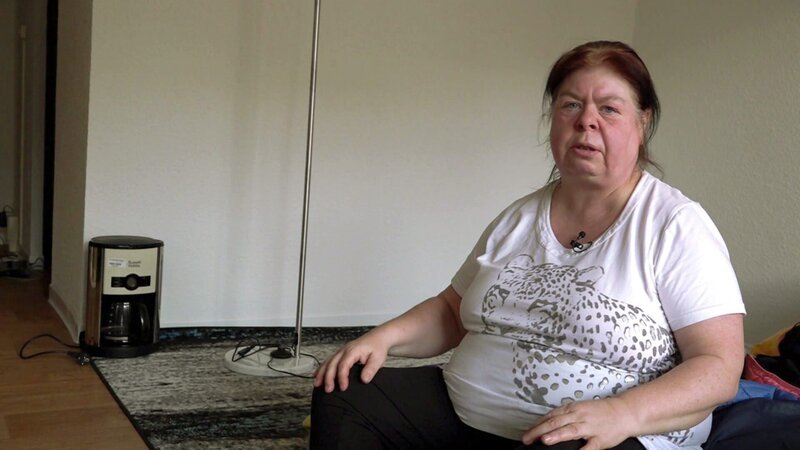Nach zwei Jahren voller Rückschläge hat Pamela es endlich geschafft: Die 58-Jährige hat eine eigene Wohnung gefunden. Doch an echtes Wohlfühlen ist nicht gar zu denken: Ihre Möbel lassen auf sich warten, denn das Möbelhaus hat massive Lieferprobleme. – Bild: RTLZWEI