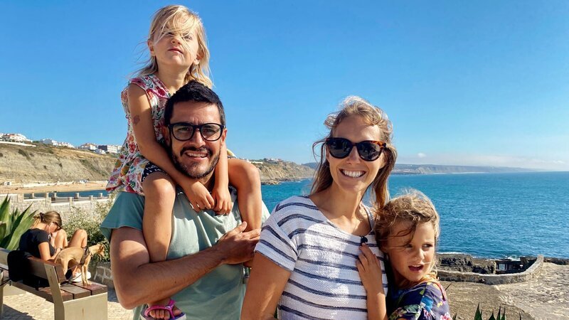 Hin und weg Schweizer Liebesgeschichten aus aller Welt Staffel 8 Folge 1 Die Schweizerin Silvia und der Brasilianer Leandro leben mit Luana und Maya in Portugal. – Bild: SRF