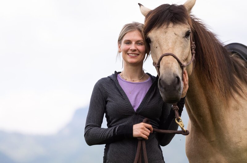 Die Liebe zu Pferden und zum Reiten prägt Antonias Kindheit im Allgäu. Jetzt verbindet sie das Pferdemädchen von früher mit der Bergfreundin von heute und will mit Stute Baguira über die Alpen. – Bild: BR/​Hans-Martin Kudlinski