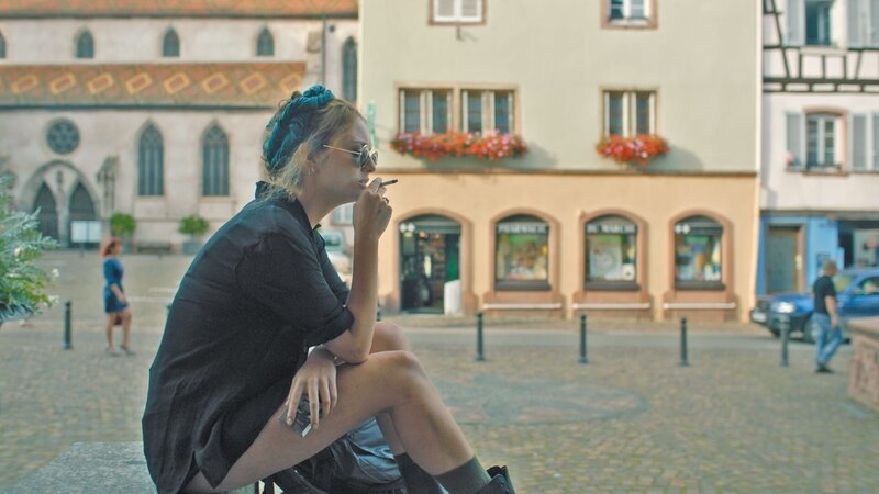 Zoë (Violet Braeckman) hat eigentlich zu Beginn der Reisen das Rauchen aufgegeben. Doch ihr fällt es schwer, wirklich darauf zu verzichten. – Bild: ZDF und Sofie Gheysens