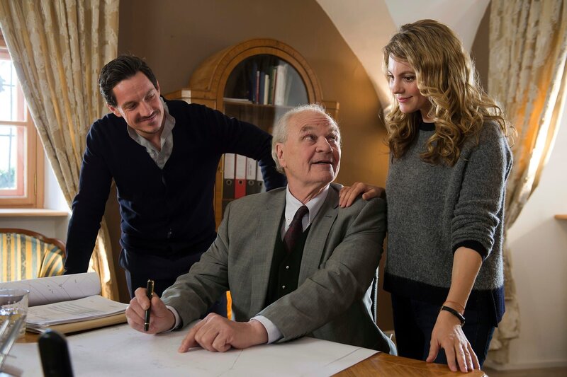 Katharina (Luise Bähr) erzählt ihrem Vater Peter (Michael König, M.) von ihrer Schwangerschaft. Er ist überglücklich über seinen Erben. Tobias (Markus Brandl, l.) dagegen kann seine leichte Eifersucht nicht verbergen. – Bild: ZDF und Thomas R. Schumann