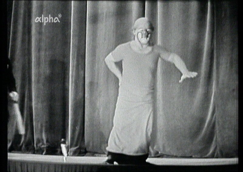 Charlie Rivel im Jahr 1957 auf der Bühne des Deutschen Theaters in München. – Bild: BR