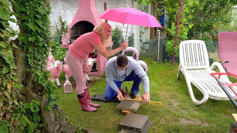 Im rosa Garten von Traumpaar Enikö und Wendelin soll das Dauerprojekt Schachbrett-Weg in die letzte Runde gehen, doch das Wetter droht den beiden einen Strich durch die Rechnung zu machen. – Bild: RTLZWEI