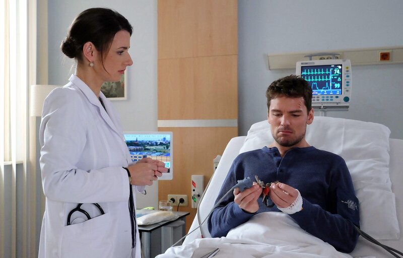 Dr. Maria Weber erzählt dem unbekannten Patienten von ihrer eigenen Amnesie und das es dann einen Auslöser gab und sie konnte sich wieder an alles erinnern. Der Patient hatte bei seiner Einlieferung nur einen Schlüssel dabei, doch dieser hilft seinem Gedächtnis nicht auf die Sprünge. – Bild: BR/​MDR/​Saxonia Media/​Sebastian Kiss