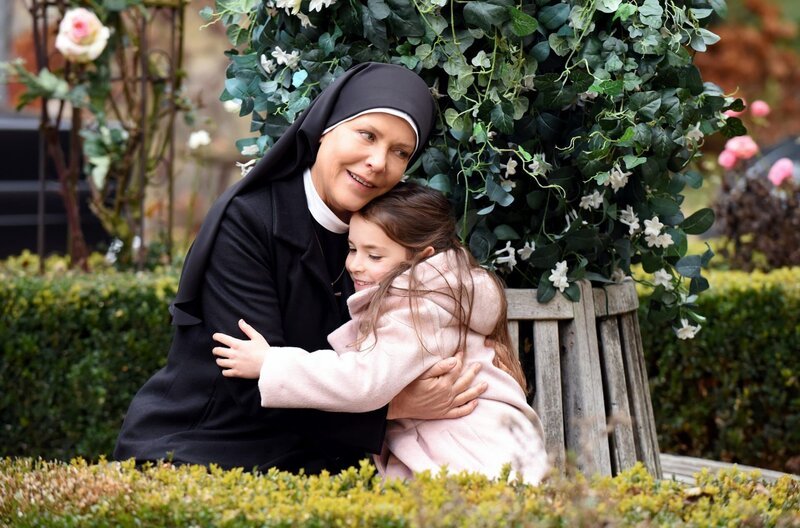 Schwester Hanna (Janina Hartwig, l.) verspricht der kleinen Lilly (Emerson/​Leslie Seidenberg, r.), dass sie ihr hilft, eine neue Frau für Ihren Vater zu finden. – Bild: ARD/​Barbara Bauriedl