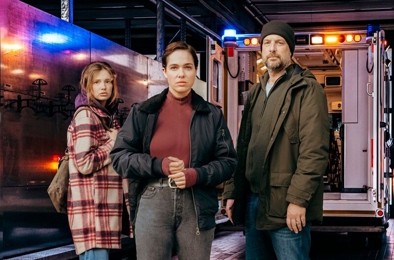 Von links: Marta Kizyma (Rolle: Sarah Kant) mit Verena Altenberger (Rolle: Elisabeth „Bessie“ Eyckhoff) und Stephan Zinner (Rolle: Dennis Eden). – Bild: BR/​Amalia Film/​Dragonbird Films/​Sabine Finger