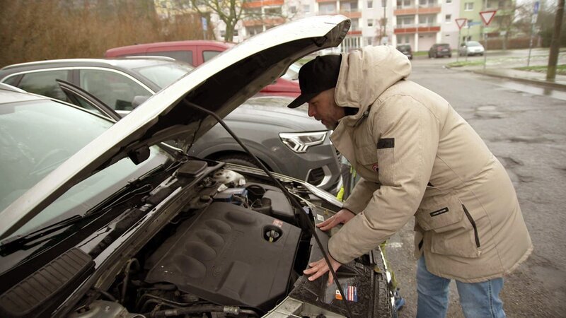 Experte Sidney Hoffmann schaut sich den in die Jahre gekommene Ford Mondeo an – Bild: RTLZWEI