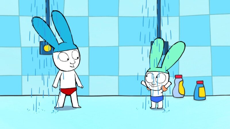 Simon (l.) und Franz (r.) freuen sich schon auf das Schwimmen. Doch vor dem Schwimmen wird erst einmal gründlich geduscht. – Bild: ZDF und GO-N Productions