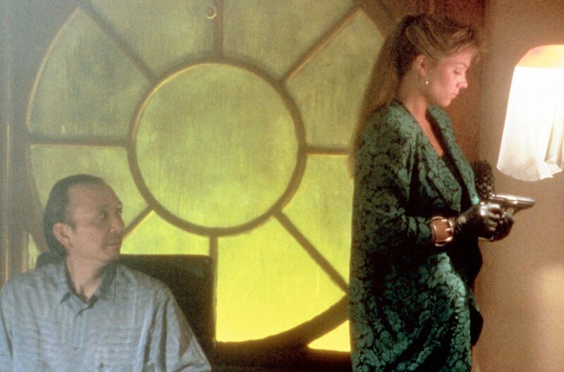 L-R: Privatdetektiv Shin (James Hong) und Catharine (Theresa Russell) – Bild: arte L-R: Privatdetektiv Shin (James Hong) und Catharine (Theresa Russell) – Bild: arte