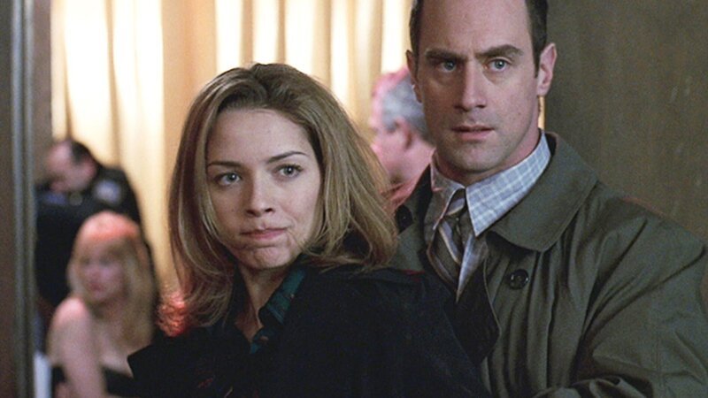Detective Stabler (Christopher Meloni) findet heraus, dass sich Ava Parulis (Mili Avital) drei Jahre lang für ihre ermordete Zwillingsschwester ausgegeben hat. – Bild: RTL NITRO
