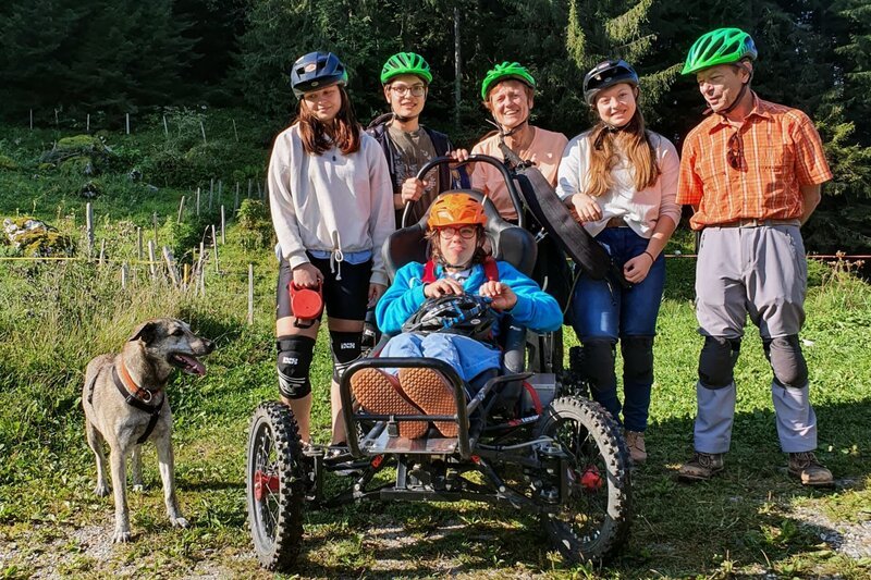 Die ganze Familie Ramos – mit dabei auch die älteste Tochter Marina (vorne) – sie bekam bei der Geburt zu wenig Sauerstoff und ist deshalb stark eingeschränkt. – Bild: SRF