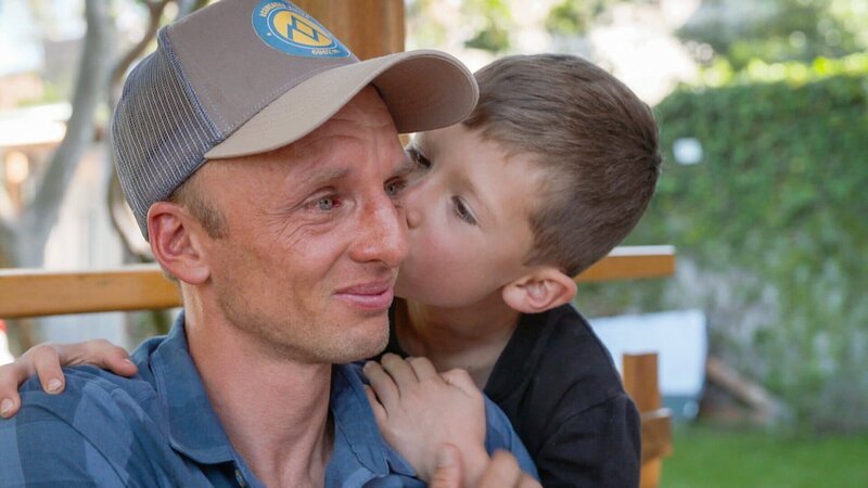 Karl Egloff mit seinem Sohn Julian. Die Familie wurde vor zwei Jahren brutal überfallen. – Bild: SRF