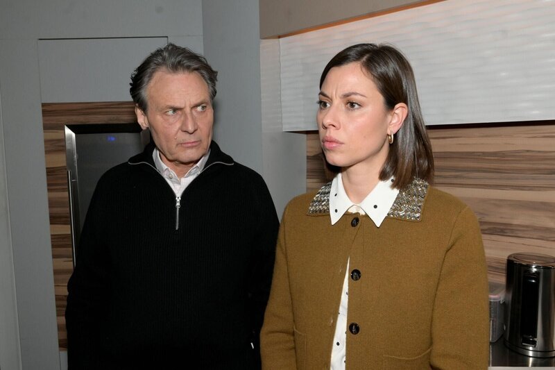 Gerner (Wolfgang Bahro) erwartet von Matilda (Anna-Katharina Fecher) brauchbare Ergebnisse gegen Zoe. – Bild: RTL /​ Rolf Baumgartner /​ Thronfolger