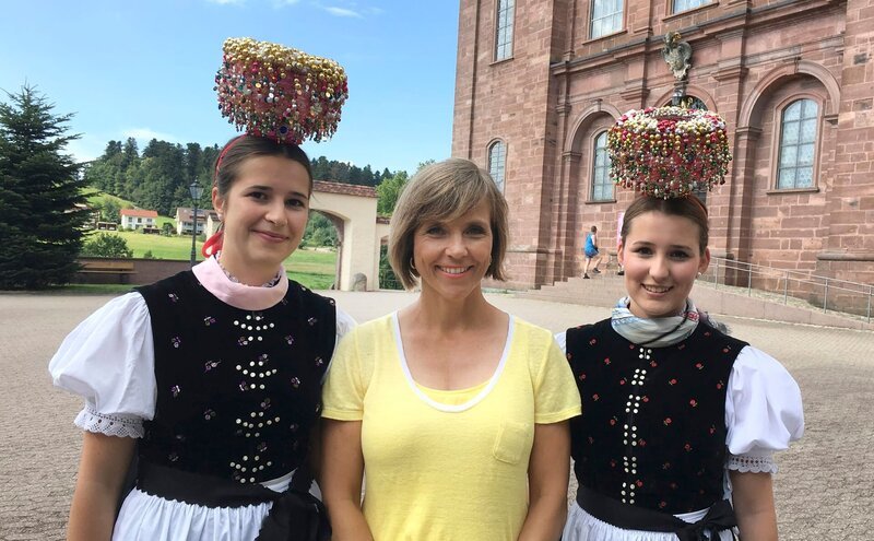 Annette Krause mit Trachtenmädels aus St. Peter. Links Ines Gremmelspacher, rechts Carina Weber. 2009 haben die beiden Präsident Obama beim Natogipfel in Baden-Baden so beieindruckt, dass er sich länger mit ihnen unterhalten hat. – Bild: SWR/​Thomas Hoeth