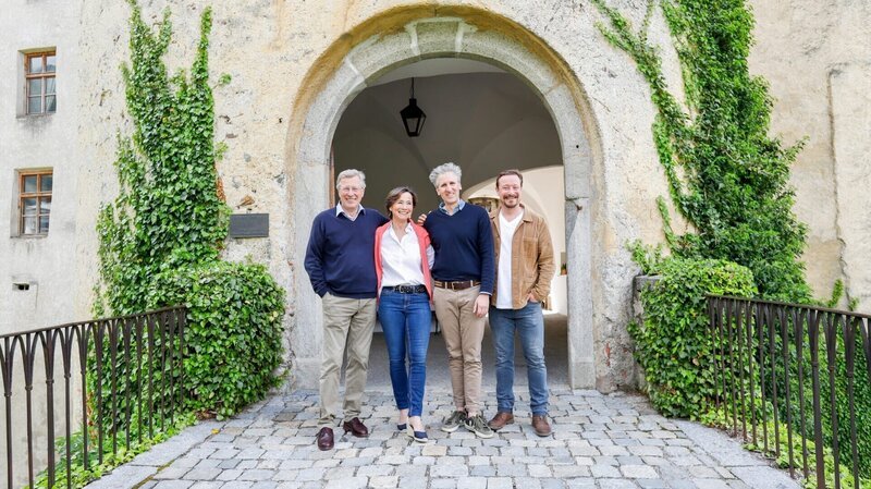 (v.li.): Franz Spiegelfeld, Johanna Spiegelfeld, Johann-Philipp Spiegelfeld und Leopold Spiegelfeld. – Bild: ORF/​Interspot Film/​Hans-Werner Hamberger