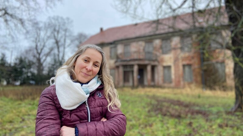 Anja Kannenberg hat sich in das Gutshaus von Eickelberg verguckt und das verwahrloste Gebäude gekauft. „Einer muss es ja machen“, sagt sie. – Bild: NDR/​Populärfilm