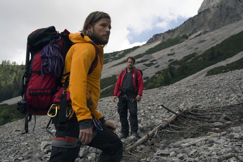 Markus Kofler (Sebastian Ströbel, l.) und Benjamin Marasek (Mirko Lang, r.) suchen verzweifelt ihren Bergretter-Kollegen Tobias Herbrechter und die anderen Vermissten. – Bild: ZDF und Thomas R. Schumann