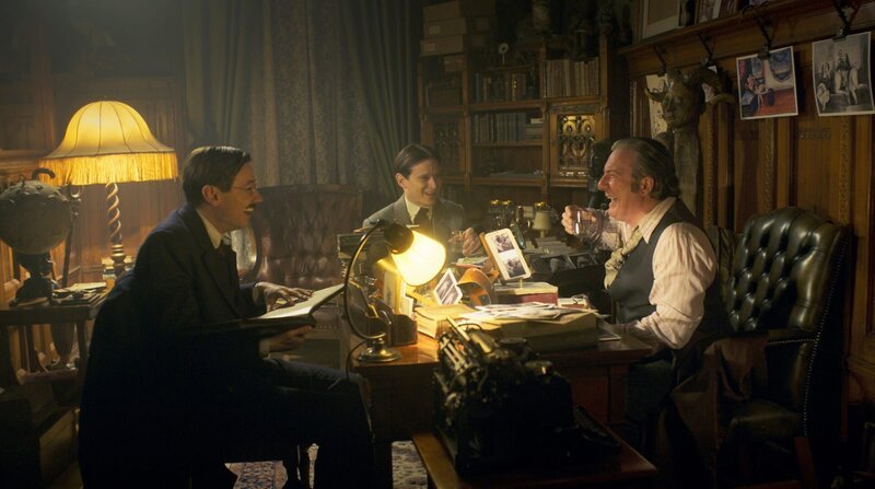Max Brod (David Kross), Franz Kafka (Joel Basman) und Pornograph Pachinger (Robert Palfrader, v.l.n.r.). – Bild: NDR/​Superfilm /​ ZDF