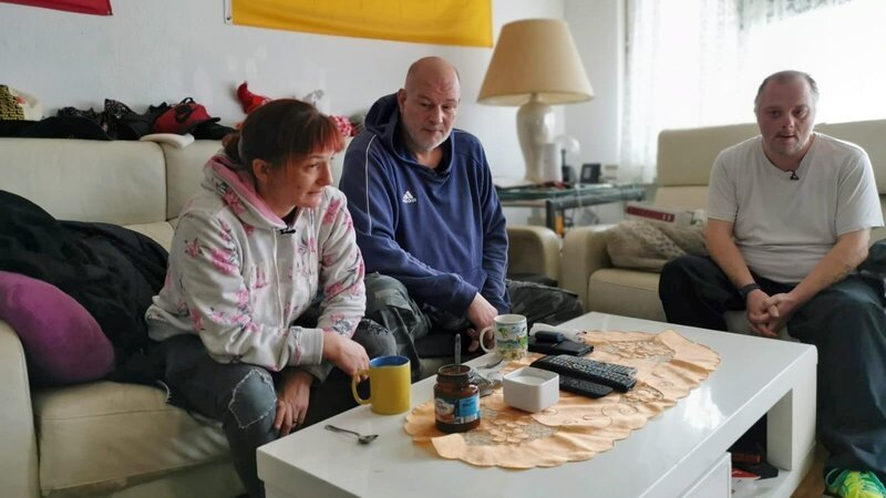 Carola und Stefan haben Beziehungsprobleme, oft streiten sie laut. Ihr Ex Lothar ist aktuell keine Option, aber zu Ex-Mann Marco hat Carola noch Kontakt. Nun sitzen die drei zusammen und klären ihre Differenzen. – Bild: RTLZWEI
