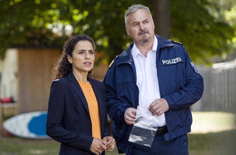 Jasmin Sayed (Sesede Terziyan, l.) und Axel Sommer (Oliver Breite, r.) beobachten die Familie des Opfers. – Bild: ARD/​Daniela Incoronato