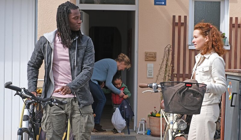 Dicke Luft: Julia (Lilian Naumann, r.) wirft Raimund (Eugene Boateng, l.) vor, dass er noch Gefühle für Annie (Bernadette Heerwagen, M.) hat. Die ist damit beschäftigt, dem gemeinsamen Sohn Dominik (Leonardo Brauer) beim Anziehen zu helfen. – Bild: ZDF und Foto:Jacqueline Krause-Burberg