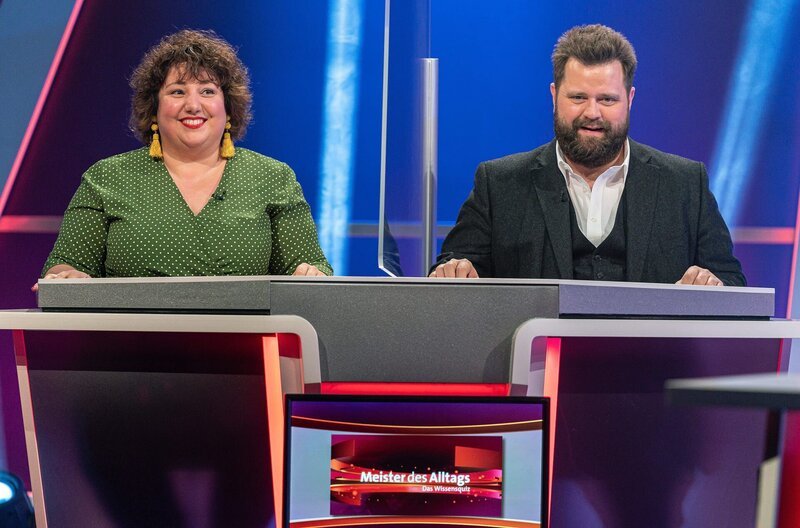 Bereit zum Mitraten? Beim SWR Wissensquiz „Meister des Alltags“ gehen heute Comedienne Meltem Kaptan und Schauspieler Antoine Monot Jr. als Rateteam an den Start. Den Gewinn spendet „Meister des Alltags“ einem guten Zweck. – Bild: SWR/​Christian Koch