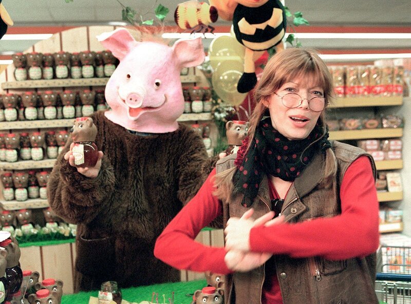 Wer ist wohl der Schweinebär neben Katja Ebstein? Gisbert hat sich für seine Rolle als Kaufhausdetektiv in Schale geworfen. – Bild: WDR
