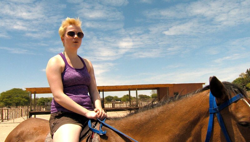 Auf Harnas wird ein in Ausritt in die Savanne zum Abenteuer. – Bild: Harald Mittermüller /​ BR, SWR