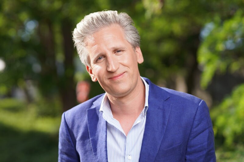 Johann-Philipp Spiegelfeld der Moderator der Sendung „Herrschaftszeiten“. – Bild: ORF/​Roman Zach-Kiesling