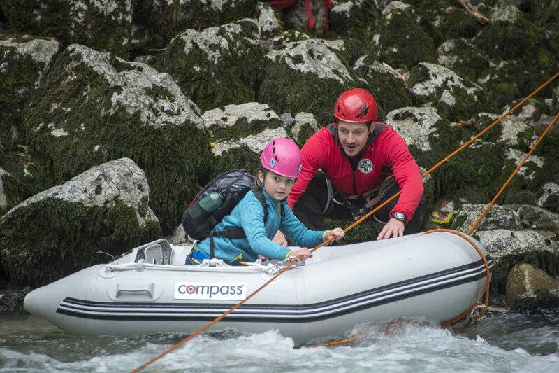 Beim Ausflug mit Mias (Mia-Sophie Ballauf) Freunden hilft auch Tobias (Markus Brandl) mit. – Bild: ZDF und Thomas R. Schumann