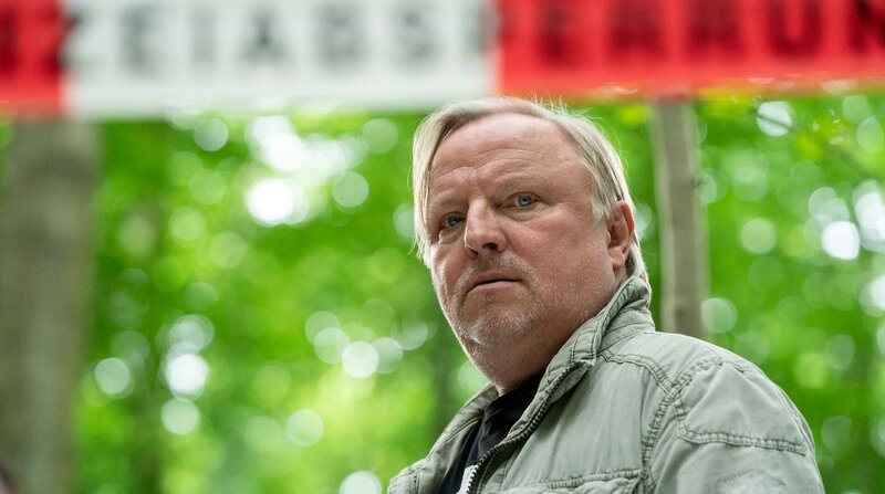 Thiel (Axel Prahl) muss an seinen alten Fall in Hamburg zurück denken. – Bild: WDR/​Molina Film/​Thomas Kost