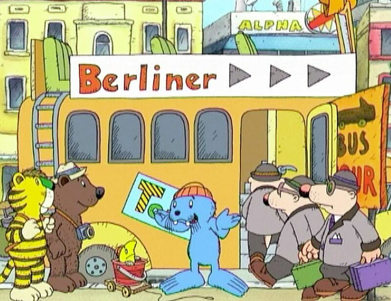 und die Suche nach der Berliner Luft am Samstag um 11:03 Uhr vom NDR im Ersten. Im Doppeldeckerbus bewundern Antje, Schlüter, Bär und Tiger die Berliner Sehenswürdigkeiten. – Bild: NDR/​Papa Löwe Filmproduktion