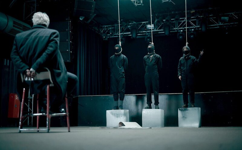 Die extreme Aktion der Aktivist*innen FELIX SYLLA (Chieloka Jairus), NIKLAS FISCHER (Joshua Hupfauer) und LUISE KOGAN (Lea Drinda) soll DANIEL NOLL (Jörg Schüttauf) (Vordergrund) und die Offiziellen der Stadt zum Umdenken bewegen. – Bild: MDR/​VIAFILM/​Felix Abraham