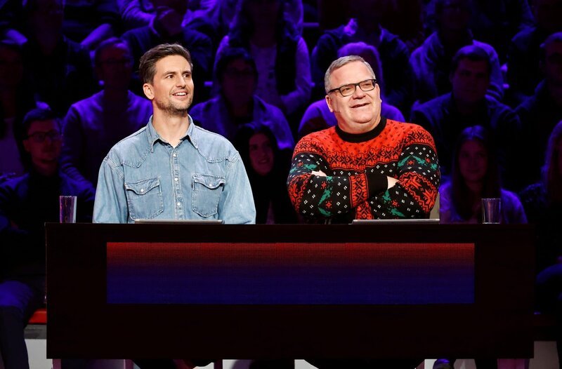 Rateteam-Kapitän Elton (r.) und der Schauspieler Tom Beck (l.) bilden ein Rateteam. – Bild: ARD/​Morris Mac Matzen