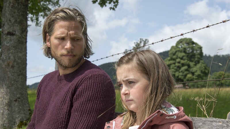 Markus (Sebastian Ströbel) und Mia (Mia-Sophie Ballauf) müssen ab jetzt zusammenhalten. – Bild: ZDF und Thomas R. Schumann