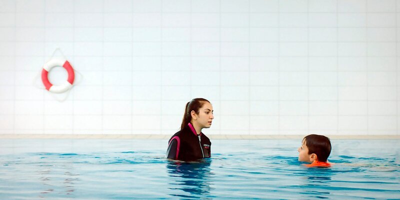 Hanan stellte sich ihren Ängsten und lernte Schwimmen. Nun gibt sie ihrem kleinen Bruder Sidar Schwimmunterricht. – Bild: MDR/Tobias Winkel, Sina Diehl/Filmakademie Baden-Württemberg Hanan stellte sich ihren Ängsten und lernte Schwimmen. Nun gibt sie ihrem kleinen Bruder Sidar Schwimmunterricht. – Bild: MDR/Tobias Winkel, Sina Diehl/Filmakademie Baden-Württemberg