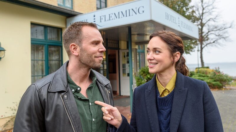 Die Kommissare der SOKO Wismar, Karoline Joost (Nike Fuhrmann, r.) und Lars Pöhlmann (Dominic Boeer, l.), durchleuchten das Umfeld des Opfers und stoßen auf eine alte Rivalität im Freundeskreis. Ist dieser Streit in der Tatnacht an der Hotelbar eskaliert? Die Aussagen widersprechen sich! Selbst in der eigenen Familie sind nicht alle auf den toten Benjamin Flemming gut zu sprechen. Wer gibt hier falsche Alibis und versucht damit, nicht nur seinen Kopf aus der Schlinge zu ziehen? – Bild: ZDF und ZDF /​ Meyerbroeker