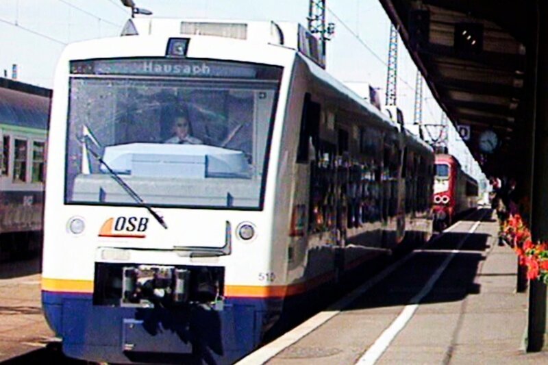 Ausfahrt des OSB Triebwagens aus Offenburg. – Bild: SWR