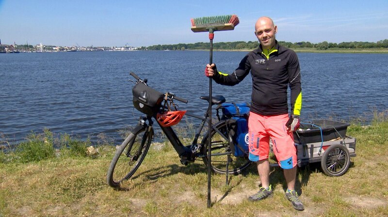Sechzig Kilometer pro Tag: Radwegwart Daniel Barten kennt jede Kurve des Rostocker Radwegnetzes und die schlimmen Ecken. Wo die spitzen Scherben liegen und der rutschige Sand. – Bild: NDR