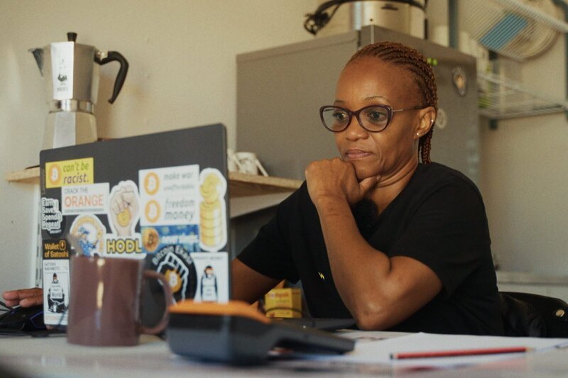 NZZ Format Bitcoin in Afrika – Wie Krypto das Leben in Afrika verändert Sassa Williams, Lehrerin «Bitcoin Ekasi» – Bild: SRF/​NZZ Format