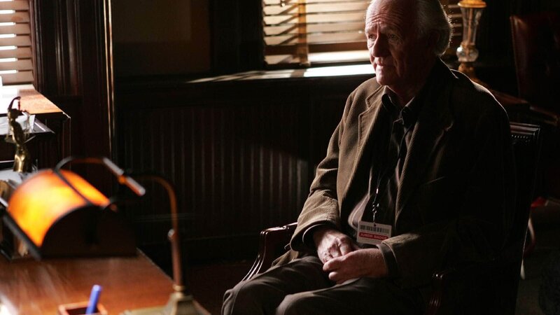 War Peter Ducek (Josef Sommer) ein ehemaliger Nazi Soldat? – Bild: Warner Bros. Entertainment, Inc. und RTL Deutschland