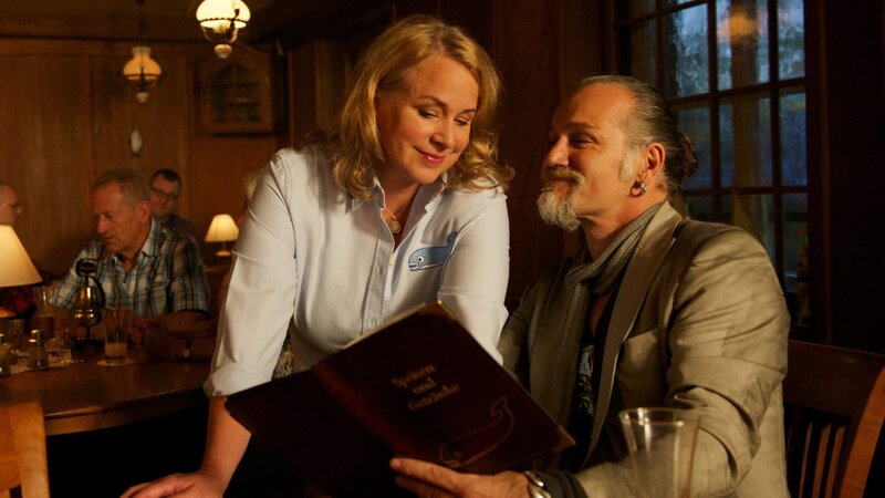 Biggi Theede (Bettina Kupfer), Heiner Lommack (Luca Maric). – Bild: ZDF und Marc Meyerbröker