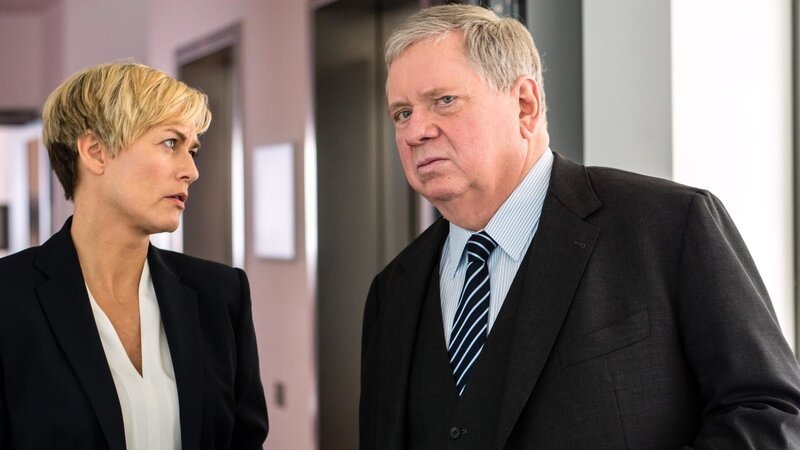 Monika Sahlmann (Gesine Cukrowski), Bernd Reuther (Rainer Hunold) – Bild: ZDF /​ Andrea Enderlein