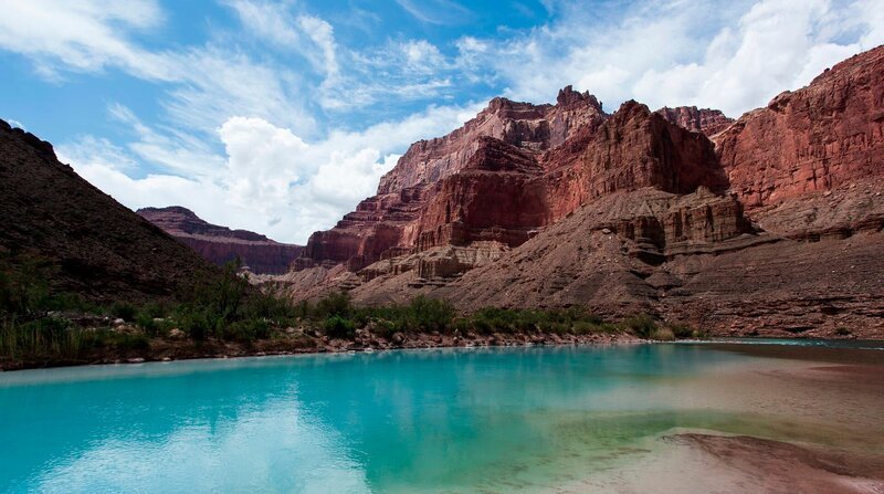 Zwei Farben verbinden sich: der bläuliche Little Colorado fließt in den schlammigen Colorado River. – Bild: NDR/​Doclights GmbH/​Matthew Kline