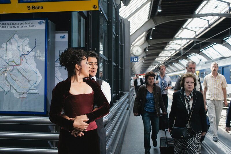 Sternstunde Musik La Traviata im Hauptbahnhof Sängerin Eva Mei und Sänger Vittorio Grigolo im Zürcher Hauptbahnhof – Bild: SRF/​Dieter Seeger